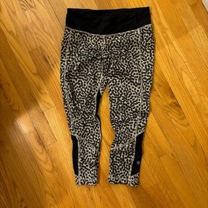 Lululemon cropped leggings, size 6